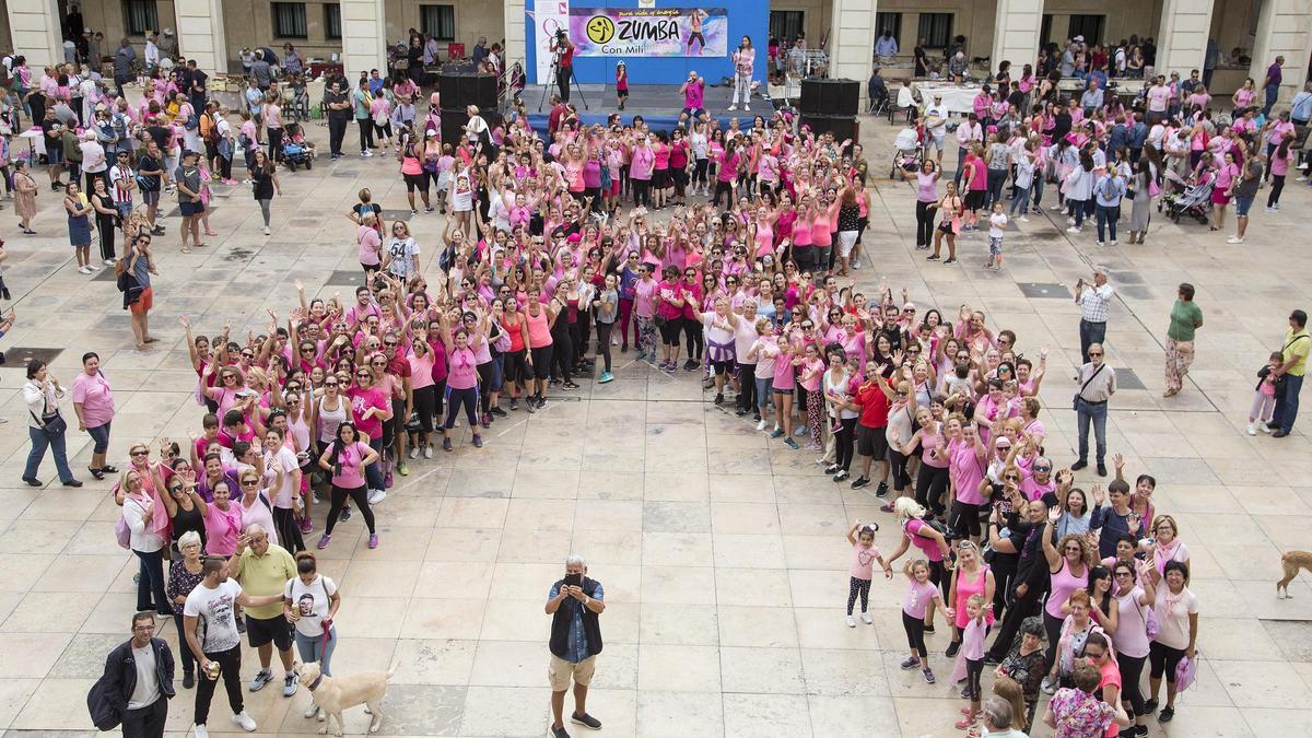 Actividades en la Plaza del Ayuntamiento por el Día Contra el Cancer de Mama, en 2019