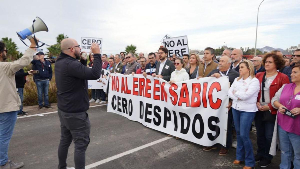 Concentración de trabajadores de Sabic y políticos junto a la factoría de La Aljorra.