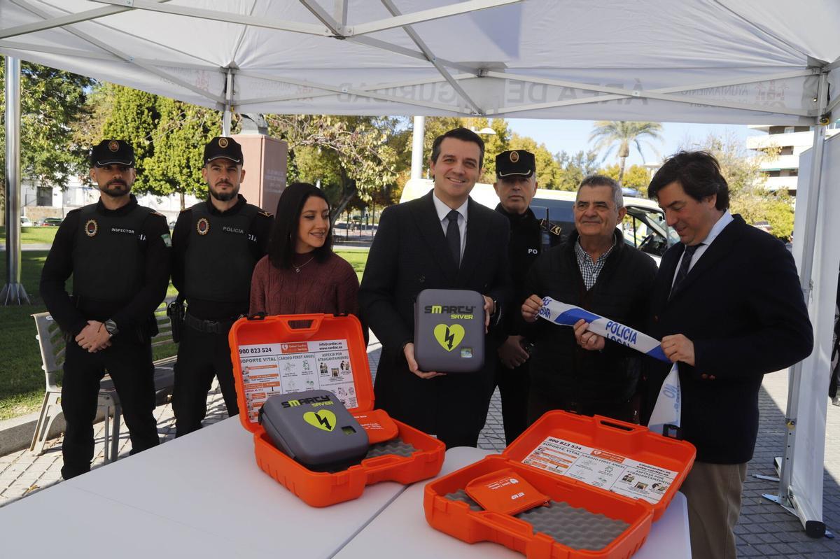 Bustos y Bellido muestran los desfribiladores móviles.
