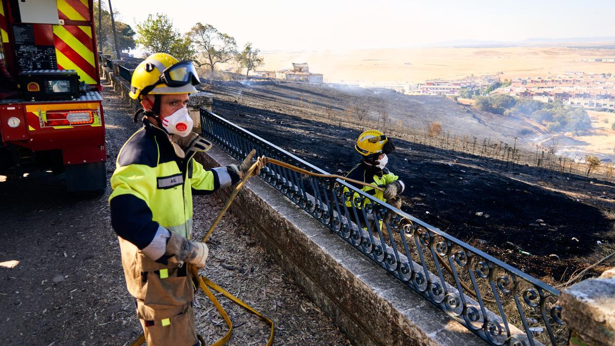 Incendio del 14 de agosto en el Paseo Alto. Al fondo, el Pozo de la Nieve.