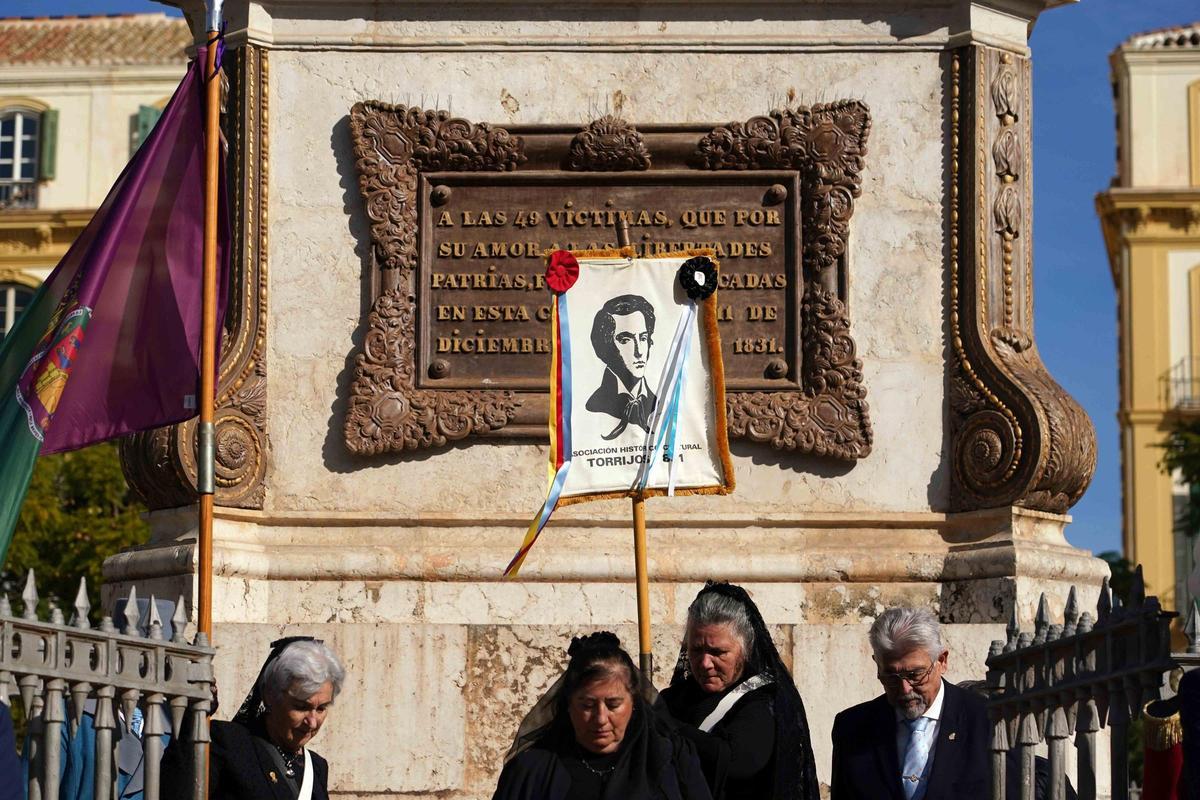 Acto institucional municipal de ofrenda floral ante el monumento al general Torrijos.
