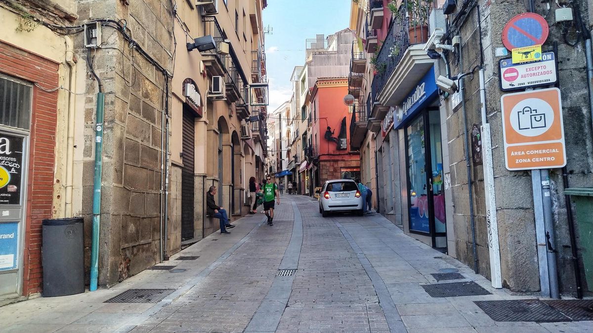 Fallece el hombre que se cayó en la calle Talavera de Plasencia.