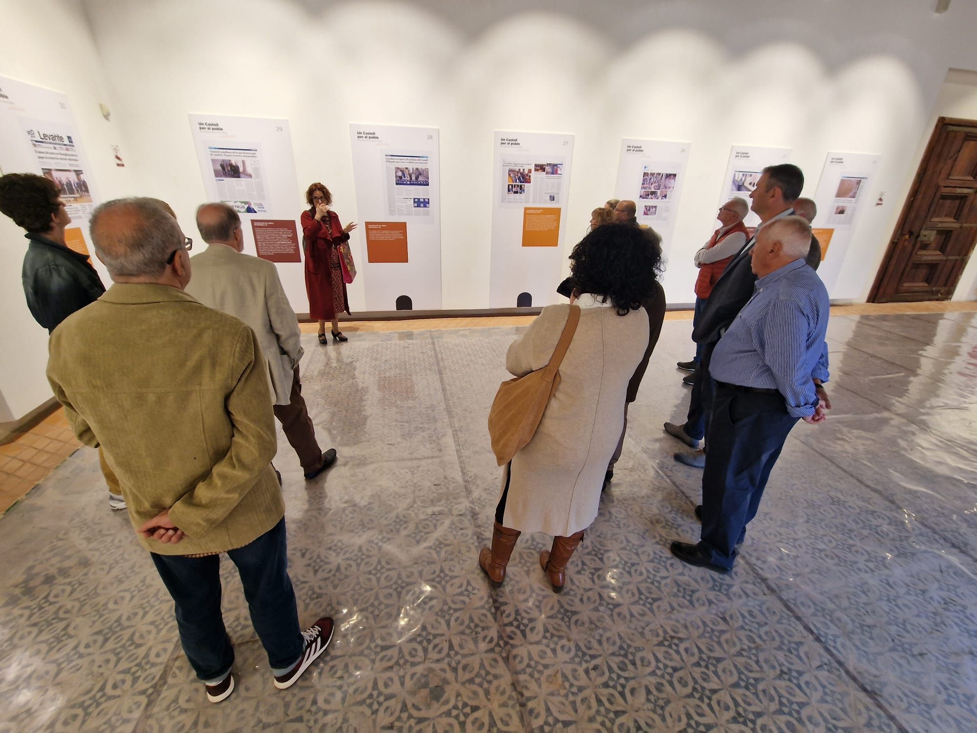 Visita a la exposición "Un Castell per al Poble en notícies de Laura Sena".
