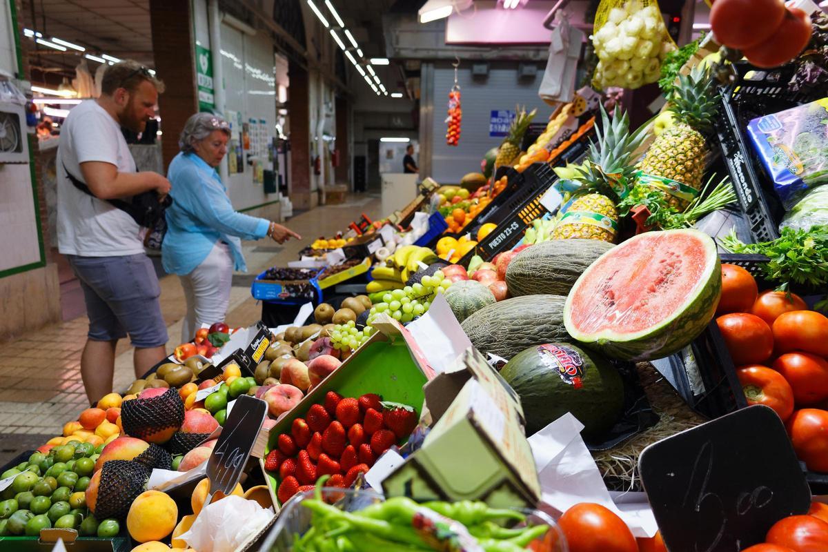 Compras en un mercado de Castellón de frutas y verduras.