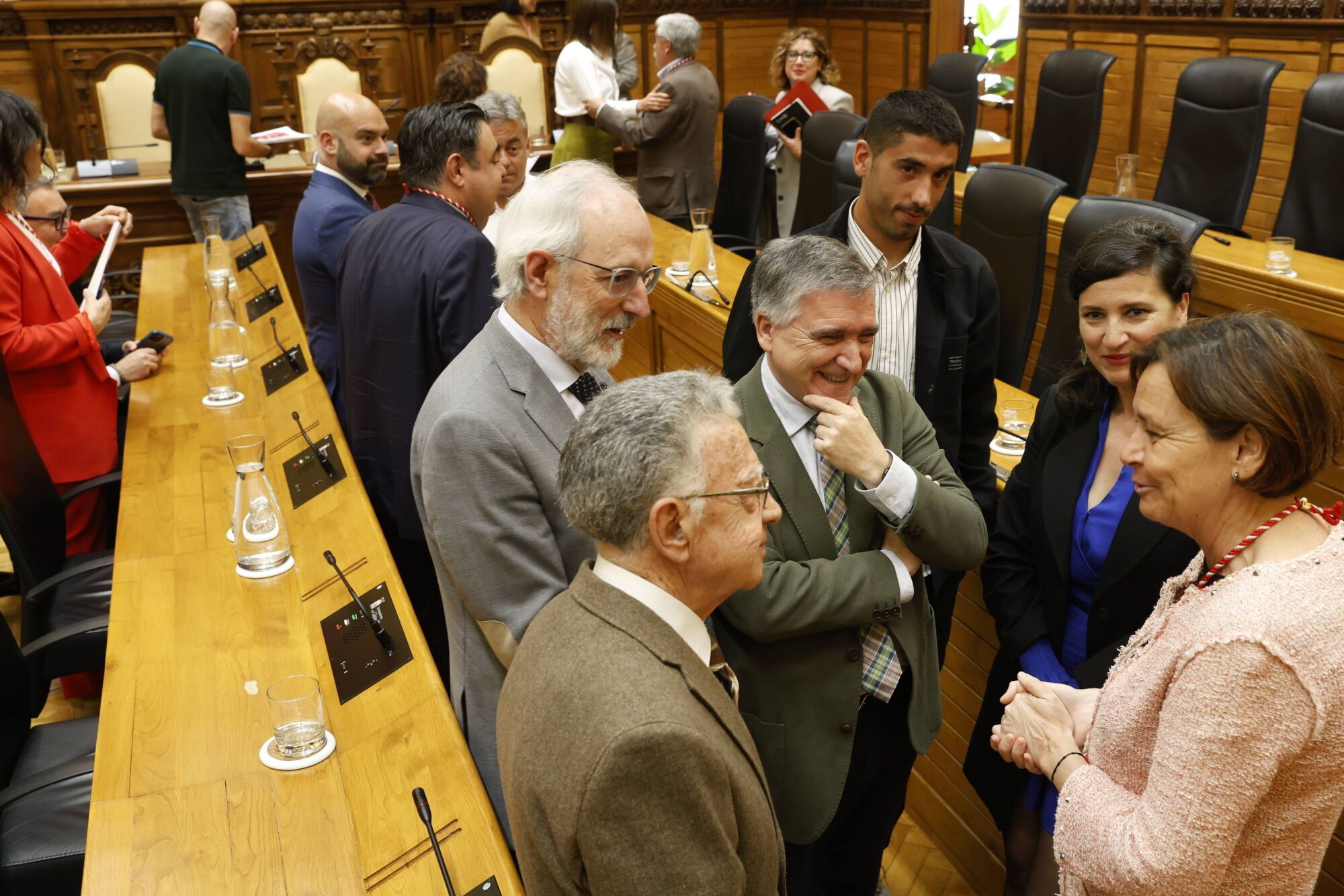 EN IMÁGENES: Gijón honra a sus vecinos ejemplares, ahora sí, tras la interrupción provocada por el apagón