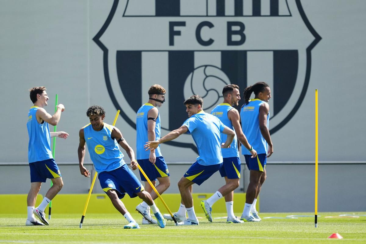 Los jugadores del FC Barcelona, Gavi (i); Lamine Yamal (2i); Fermin (3i); Gerard Martin (3d); Eric Garcia (2d) y Kounde (d), durante el entrenamiento que realiza la plantilla barcelonista en la Ciudad Deportiva Joan Gamper para preparar el partido correspondiente a la 33ª jornada de liga ante el Real Celta de Vigo que disputarán mañana en el Spotify Camp Nou de Barcelona.EFE/ Alejandro García