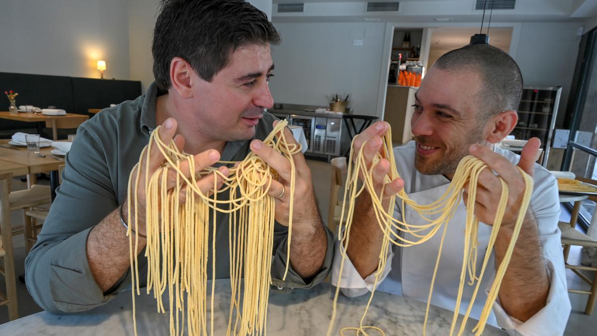  Eugeni de Diego y Andrea Ortu, con pasta recién hecha en el comedor de Lombo.