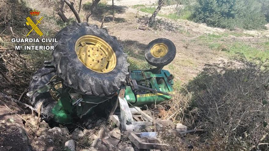 El trabajador quedó atrapado bajo el tractor