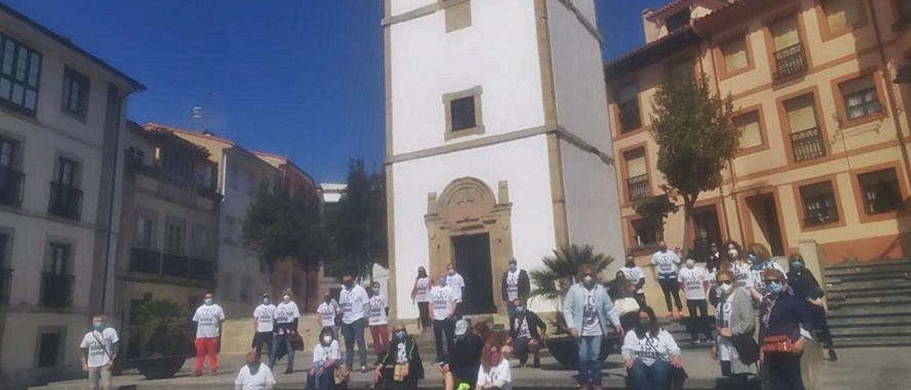 El grupo contra la perrera en Bañugues, en la Torre del Reloj de Luanco.