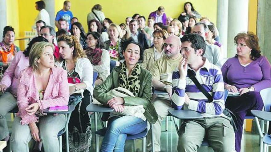 Asistentes a la jornada convocada para familias de niños con altas capacidades. / marcos león