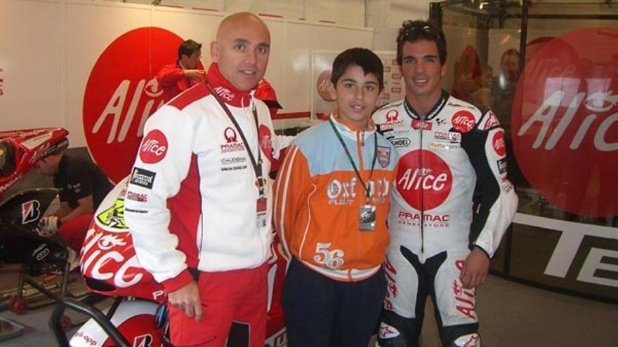 Abraham Fernández, junto al piloto de Moto GP Toni Elías y el mánager del Team Alice de Ducati, Luis d´Antín, en el circuito de Estoril.