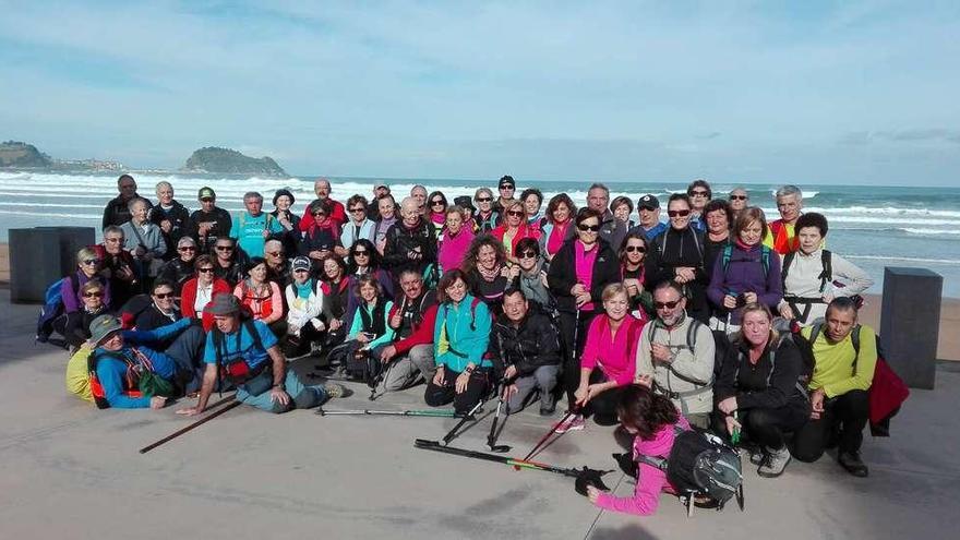 Amigos del Camino disfruta de la costa vasca en su ruta jacobea