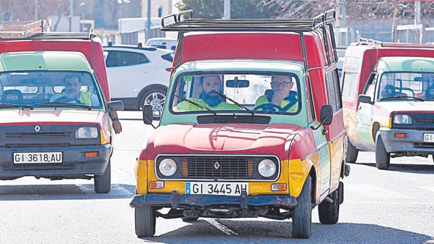 Alguns dels vehicles vells de la brigada