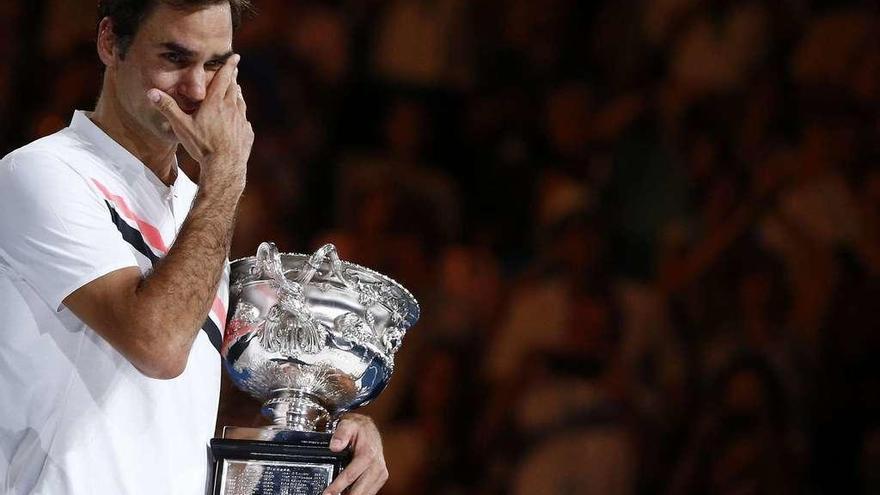 Federer, emocionado durante la entrega de trofeos. // T. Peter