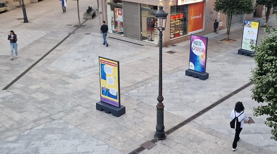 Así se montó la exposición de Lar Pro Saúde Mental, en la plaza de Galicia (Vilagarcía).