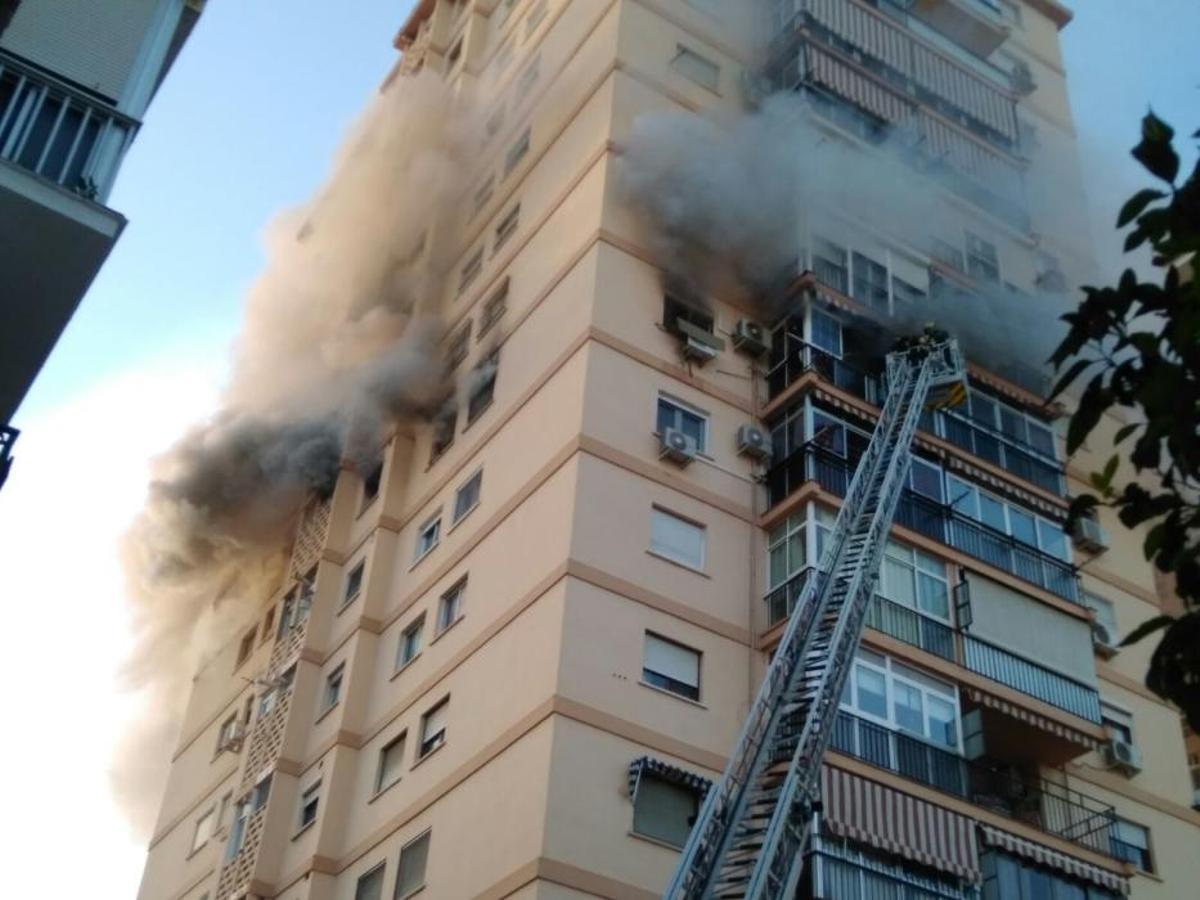 Las llamas se declaraban en la octava planta de un edificio situado en la Plaza de Ronda, en el distrito de Ciudad Jardín Las llamas se declaraban en la octava planta de un edificio situado en la Plaza de Ronda, en el distrito de Ciudad Jardín