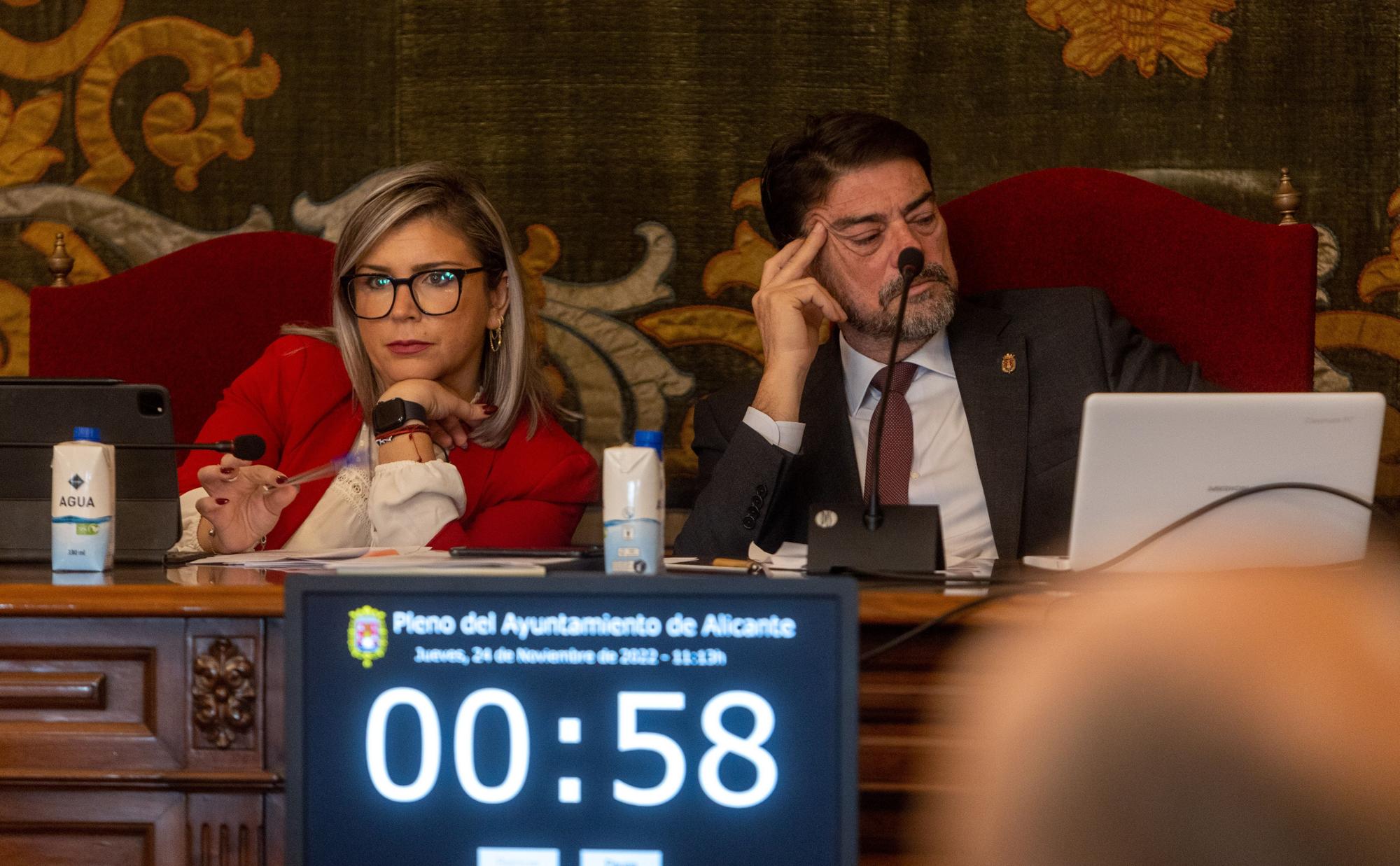 Doble protesta contra Barcala en el pleno de Alicante, de la izquierda por no frenar a Vox y de los funcionarios