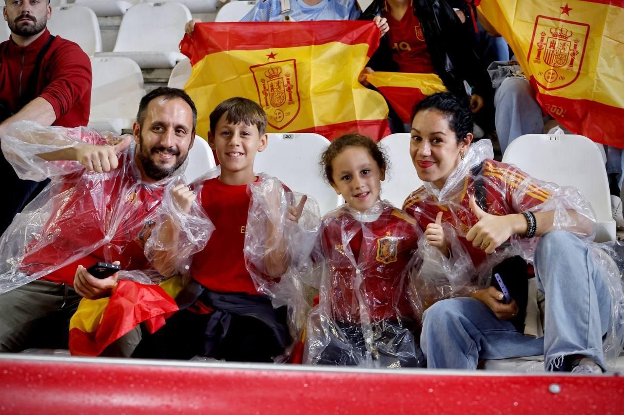 El apoyo de la afición cordobesa a la selección española, en imágenes