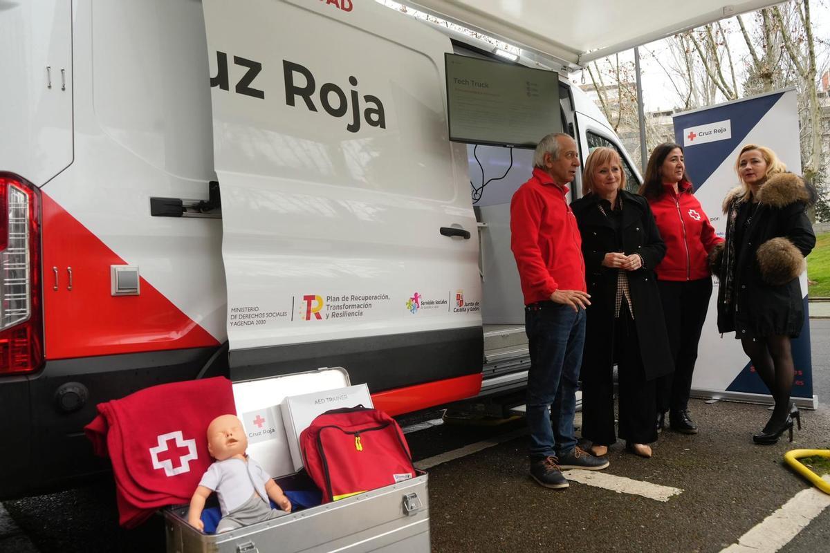 Entrega de los vehículos de la Junta a Cruz Roja.