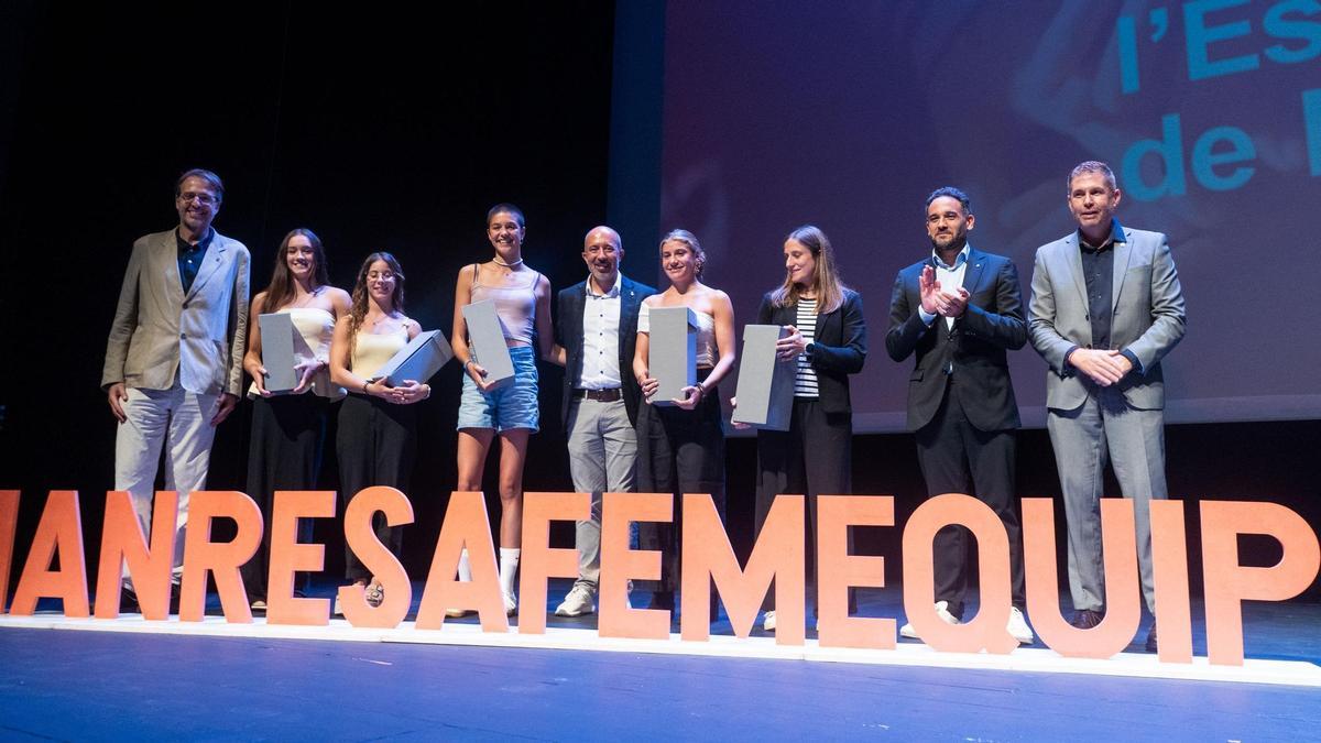 Les principals triomfadores de la Nit de l'Esportista de l'any passat, amb les autoritats
