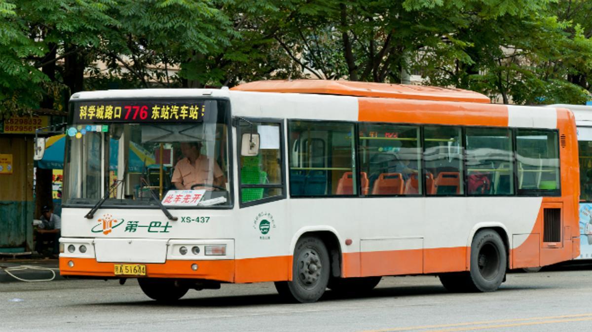 Nen petit fuig pujant a un autobús