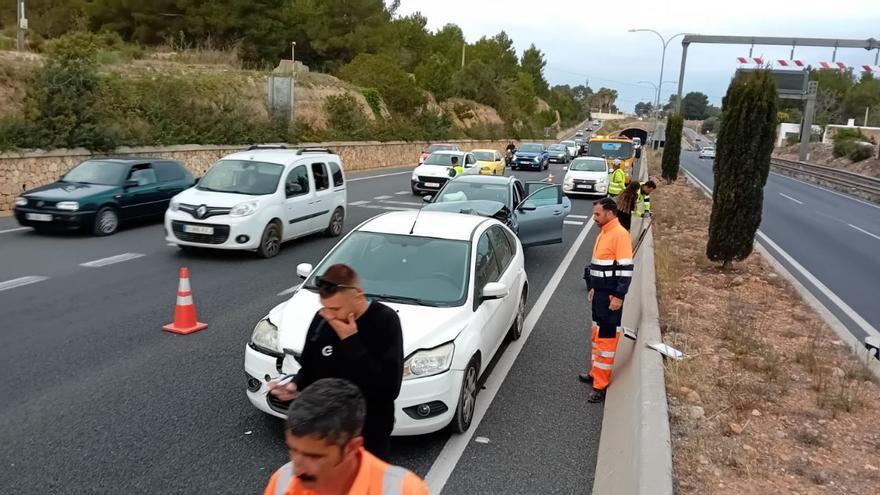 Un choque en cadena de tres vehículos provoca retenciones en la carretera de Sant Antoni