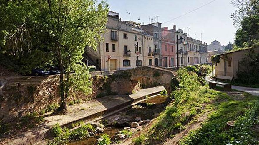 L&#039;accés a Sant Daniel per Galligants, tallat  per la presència d&#039;una grua de grans dimensions