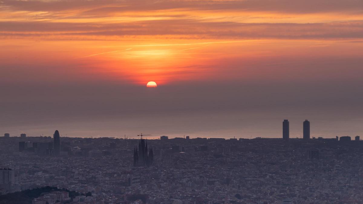 Primeras luces del día sobre Barcelona, el 2 de febrero del 2024