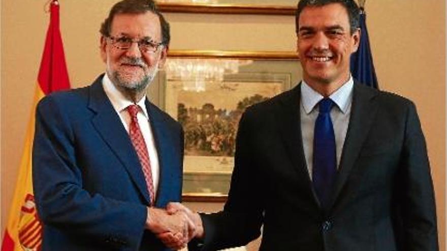 Rajoy i Sánchez fan una encaixada de mans abans de l&#039;inici de la seva reunió.