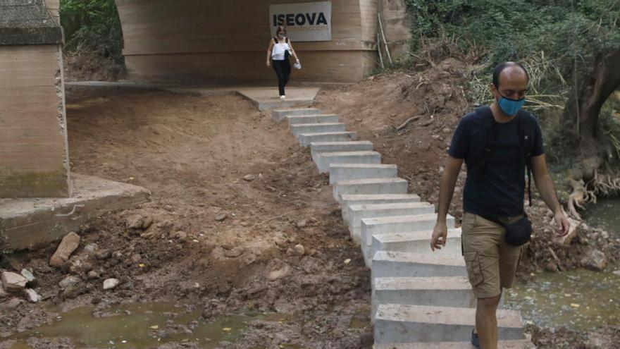 El regidor Pol Huguet i la tècnica Àngels Mas creuant el nou gual a la riera de Rajadell