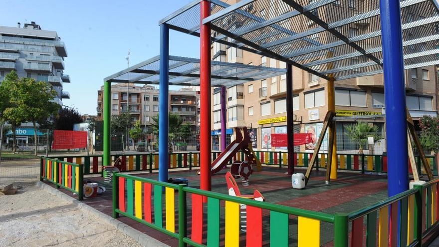 La pérgola para proteger del sol la zona de juegos infantiles de la Plaza de Castilla ya está en su fase final .