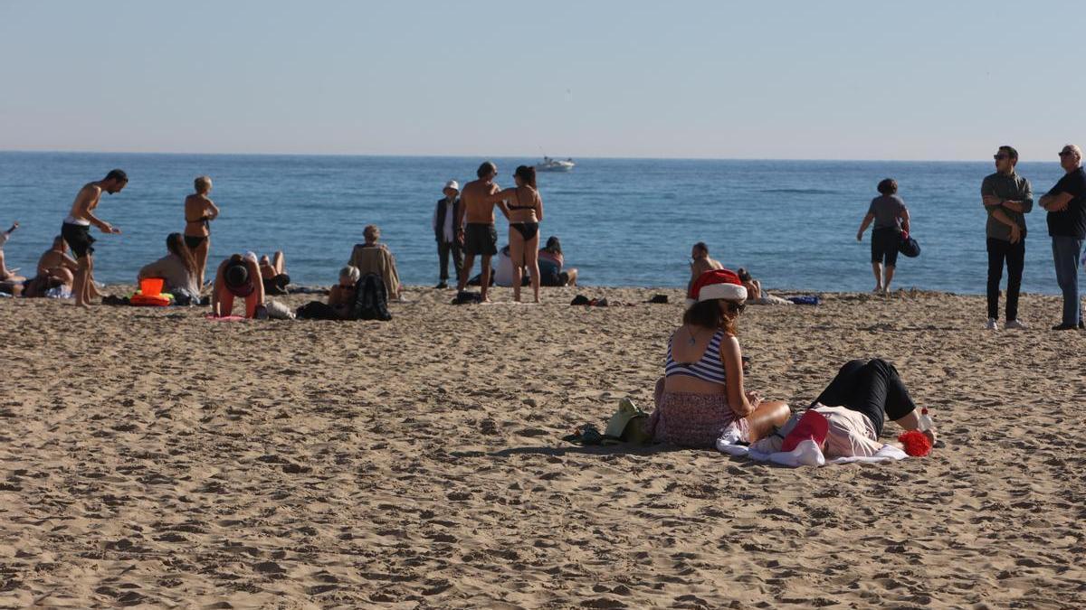 Muchos son los alicantinos y turistas que no se resisten a disfrutar del sol en este final de año