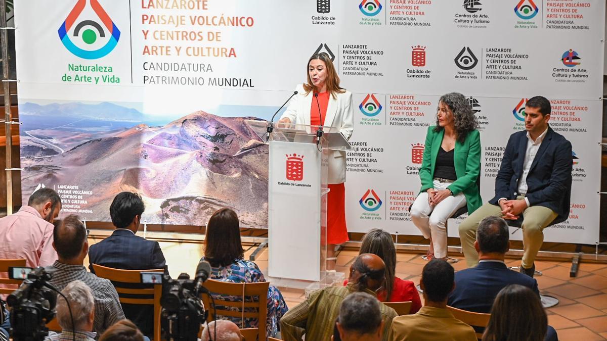 María Dolores Corujo, Ariagona González y Benjamín Perdomo, durante la presentación de la candidatura del paisaje volcánico de Lanzarote a Patrimonio Mundial de la Unesco.