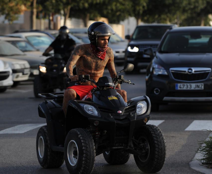 Músico y actor, Chris Brown, más famoso por sus cuitas con la Justicia y su carácter violento que por su trabajo, se divierte pilotando un quad por las calles de Eivissa f ibiza press