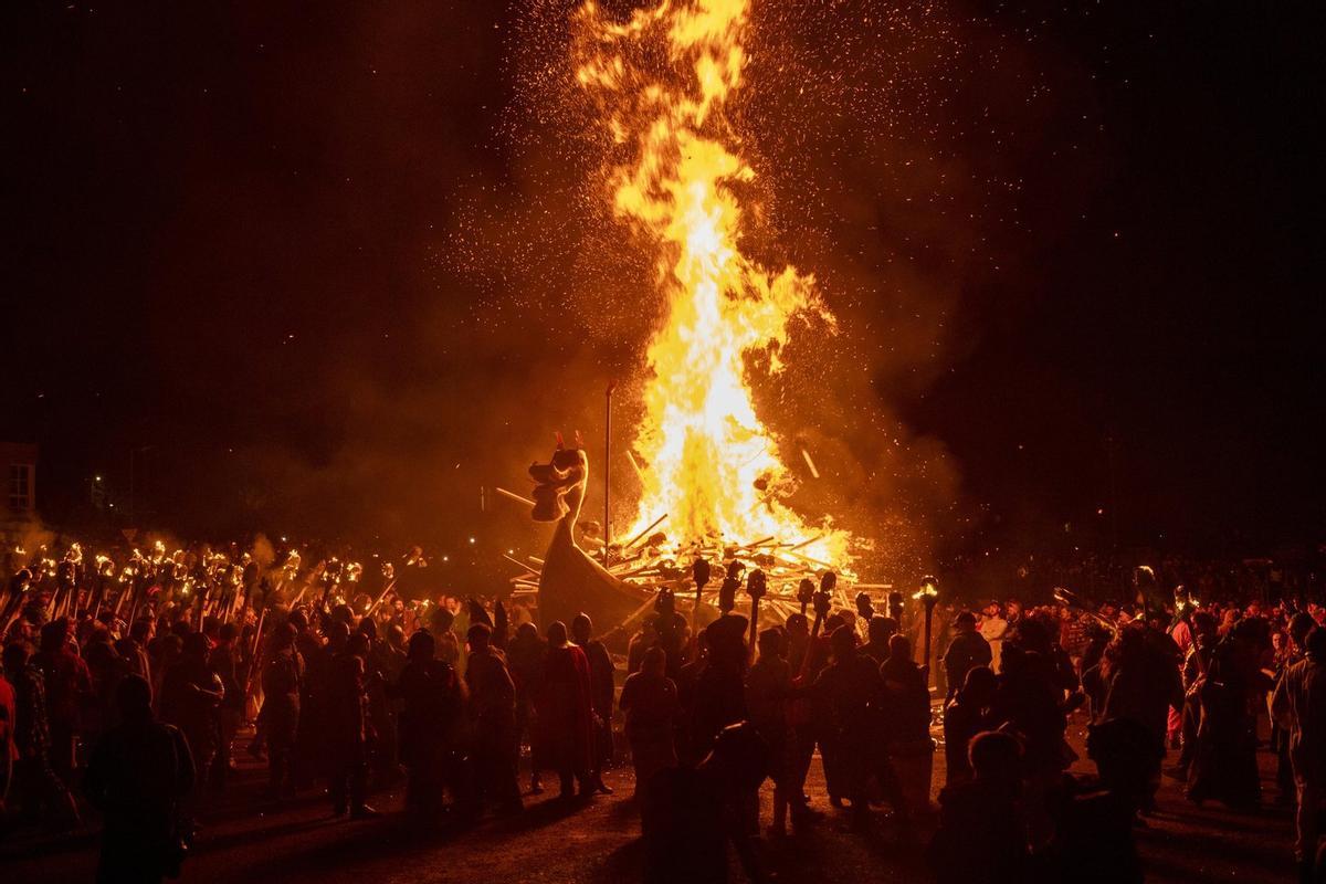 El 'drakkar' ardiendo durante el Up Helly Aa.