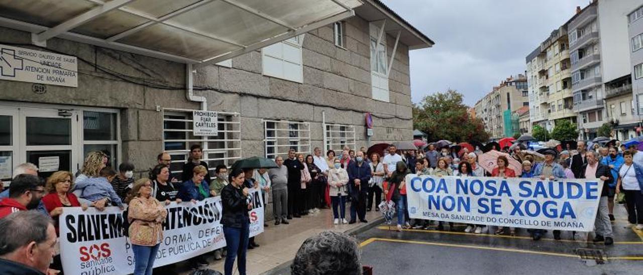 Concentrados, ayer, pese a la lluvia.   | GONZALO NÚÑEZ