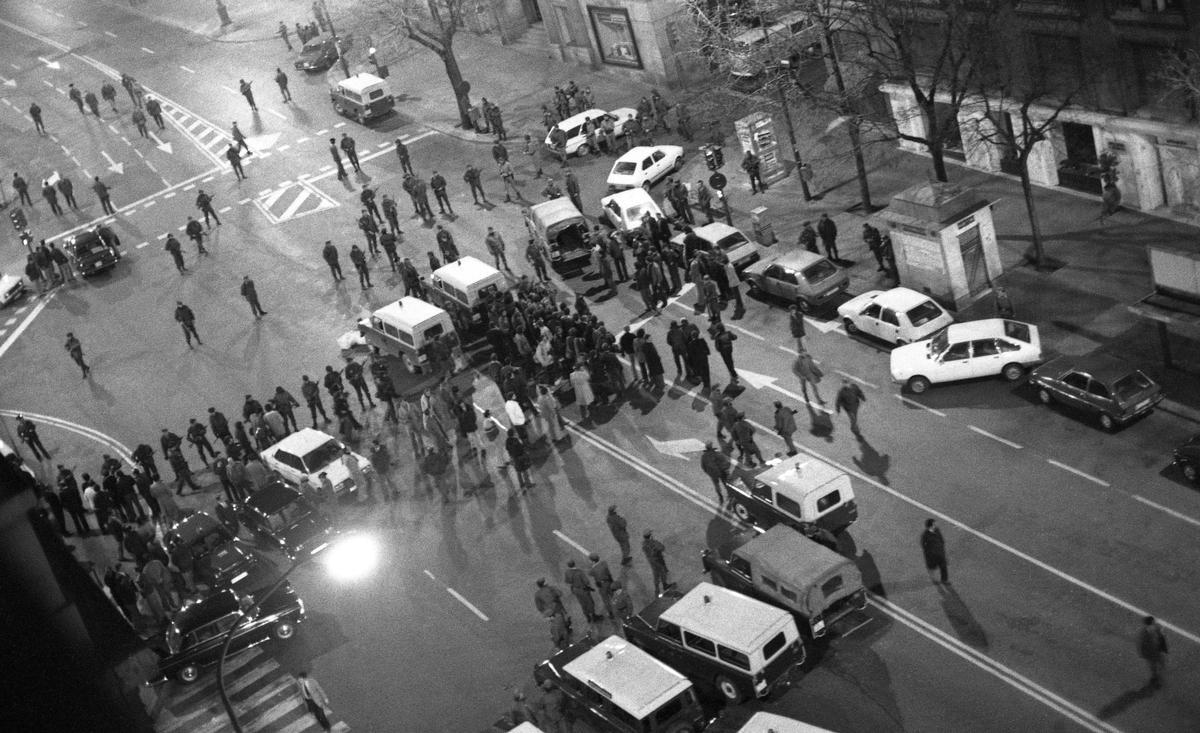 Policía y ciudadanos en las calles aledañas al Congreso, durante el intento de golpe de Estado