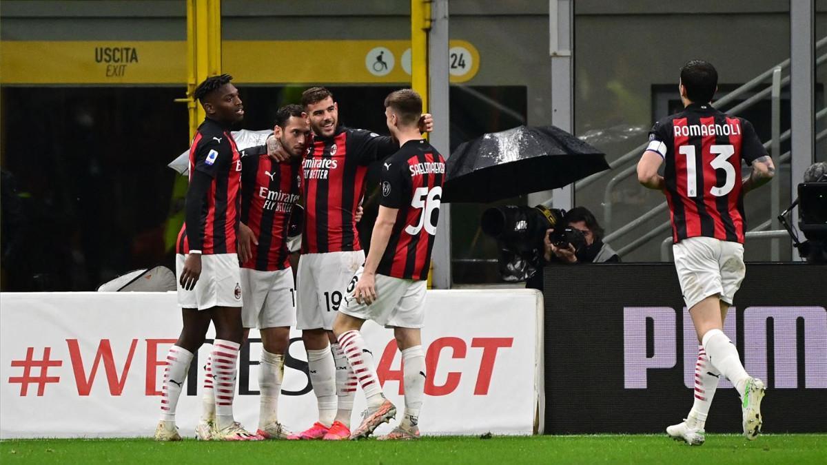 El Milan celebra el gol de Calhanoglu