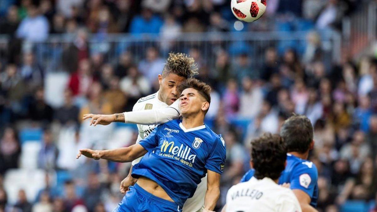 Mizzian disputando un balón con Mariano en el Santiago Bernabéu