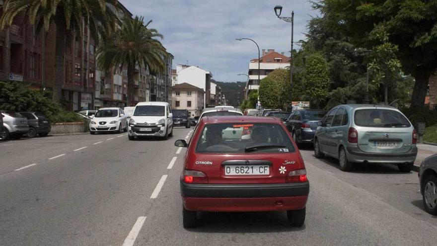 Vehículos parados en el centro de Posada por el denso tráfico que ayer atravesó la localidad.