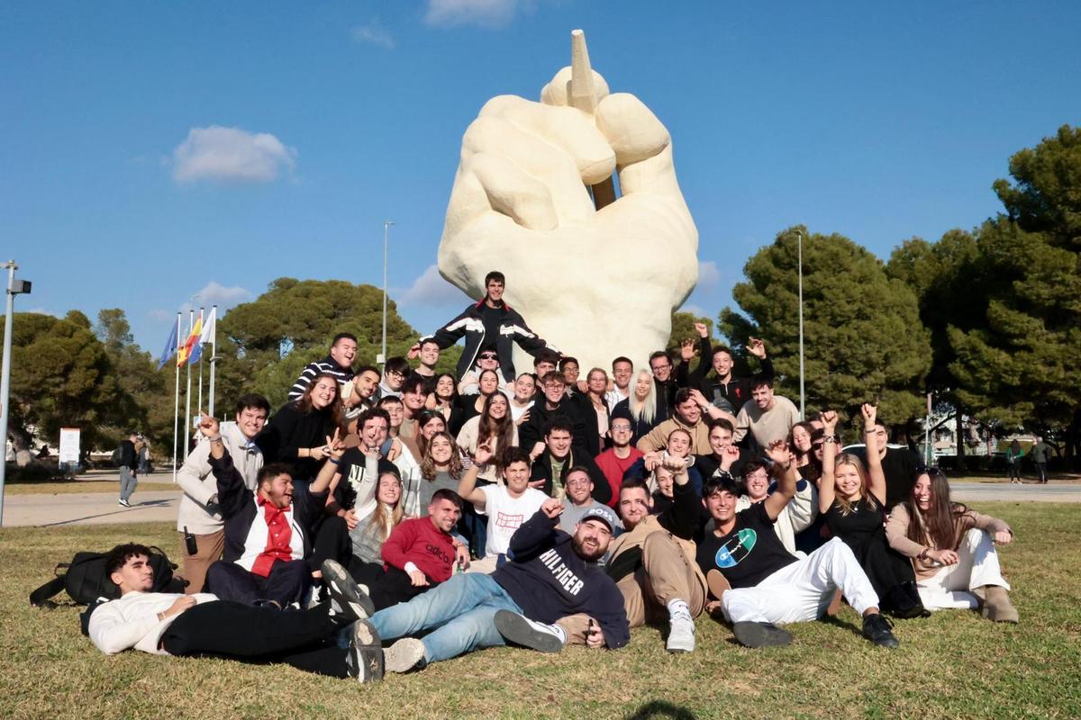 Los integrantes de Magna y Alianza Universitaria, celebrando los resultados de las elecciones al claustro de la UA