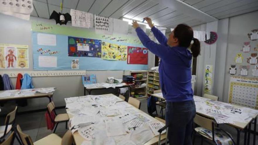 Trabajos y libros en la cuerda para secarse