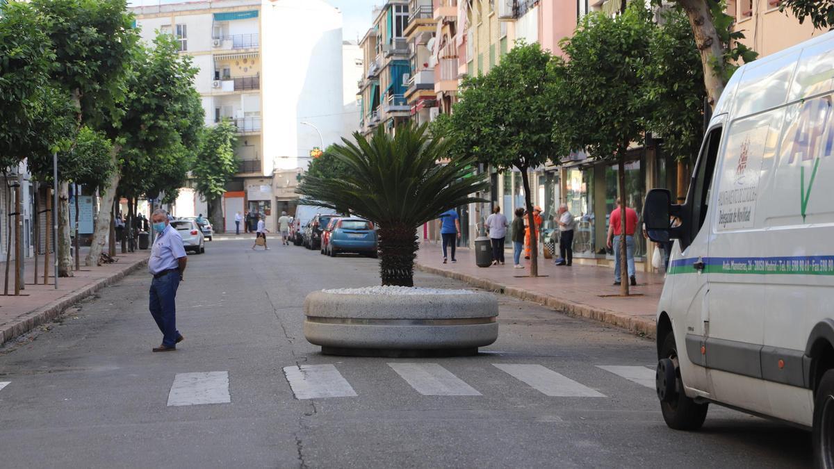 Uno de los macetones colocados en La Viñuela para peatonalizar la avenida en 2020.