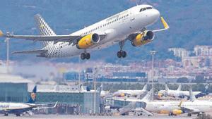 Un avión de Vueling despega desde el aeropuerto de Barcelona.