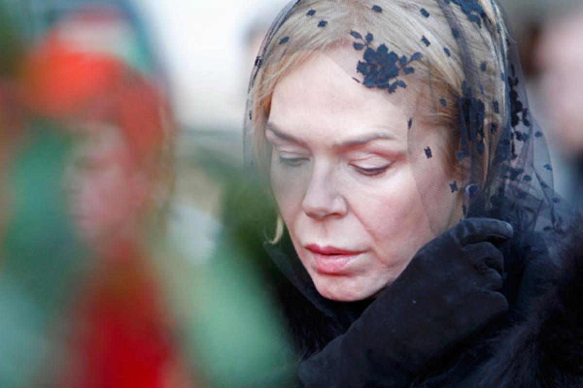 La dona del difunt expresident txec Václav Havel camina darrere del cotxe fúnebre que el porta al castell de Praga per a la cerimònia.