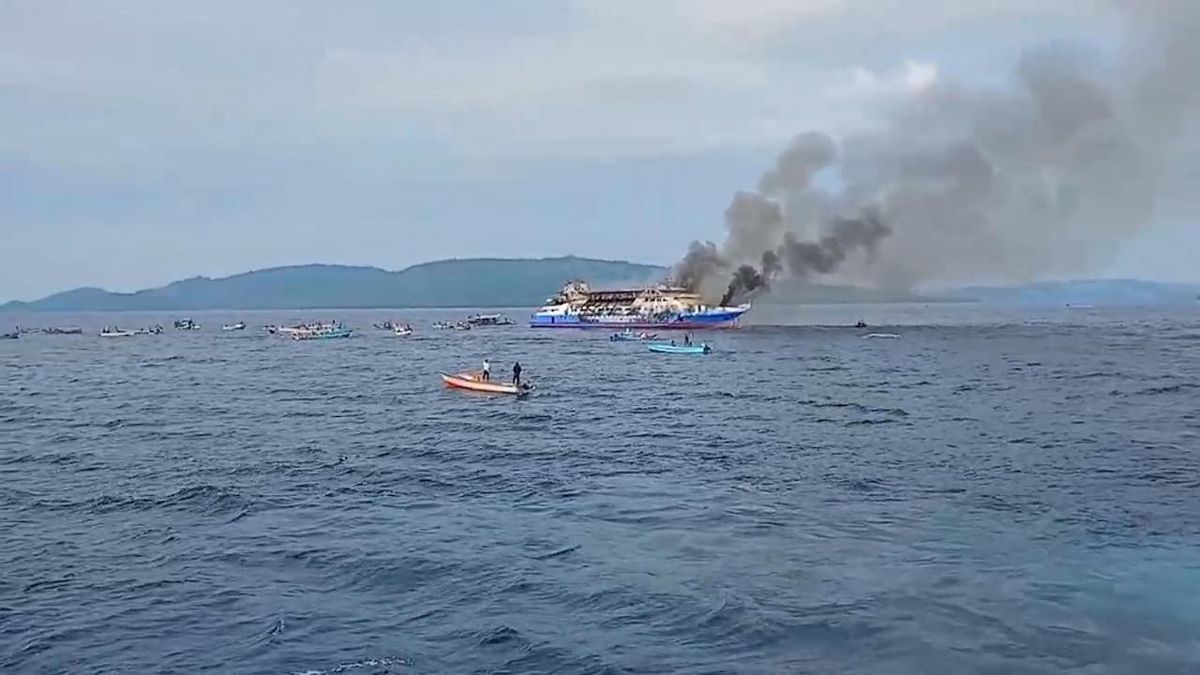 Un incendio en el barco KM Barcelona en Indonesia obliga la evacuación de cientos de pasajeros