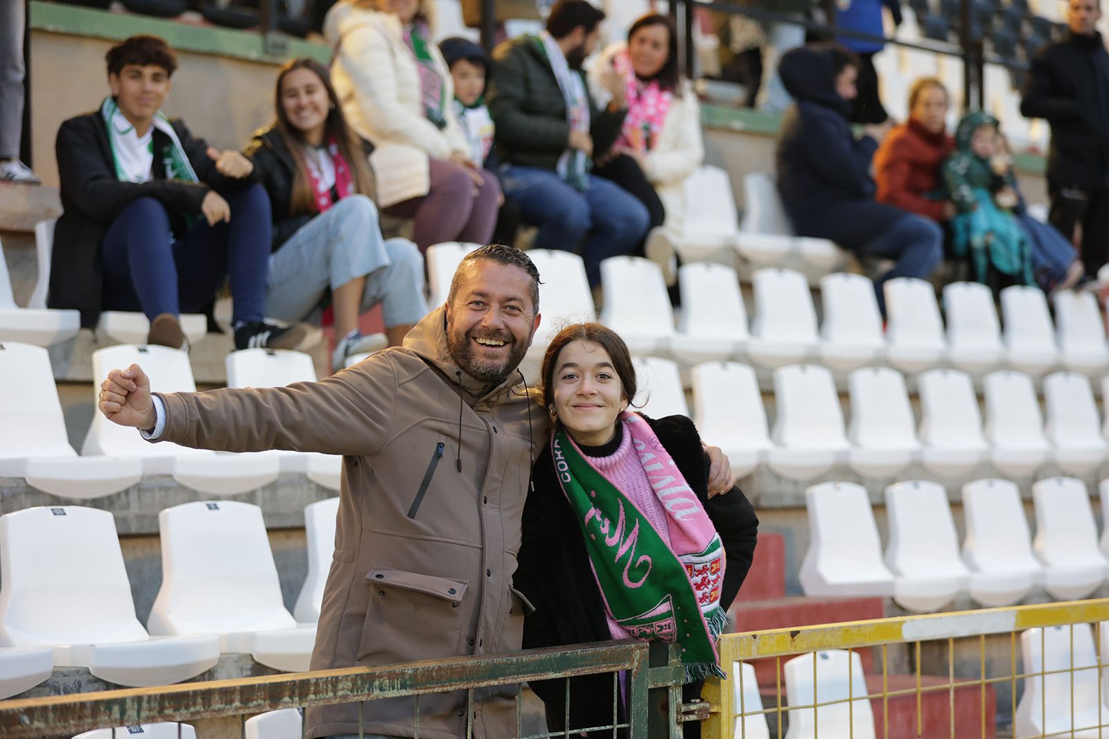 Mérida-Córdoba CF: las imágenes de la afición blanquiverde en el Estadio Romano