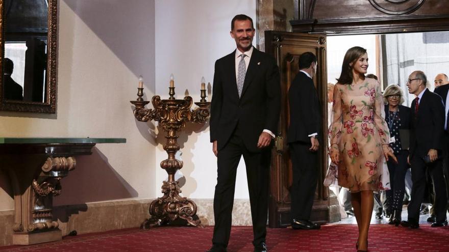 El Rey Felipe VI impone las insignias a los galardonados con los premios &quot;Princesa de Asturias&quot; 2017