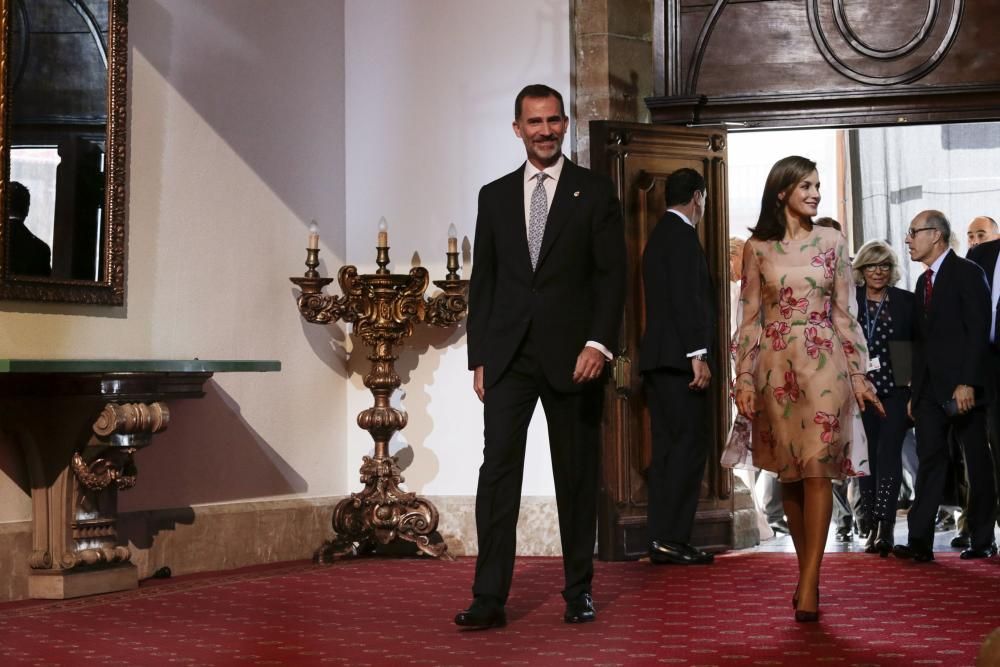 El Rey Felipe VI impone las insignias a los galardonados con los premios "Princesa de Asturias" 2017