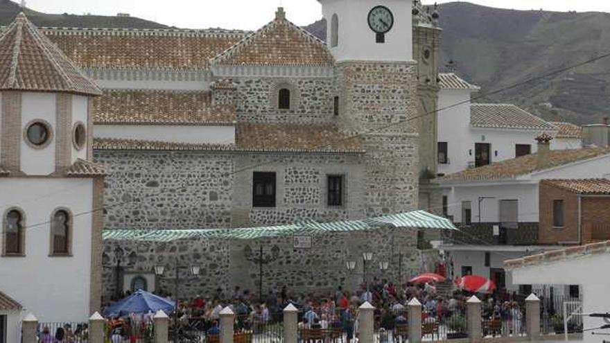 Imagen de archivo de la localidad axárquica durante una de las múltiples fiestas que durante el año se celebran en sus calles.